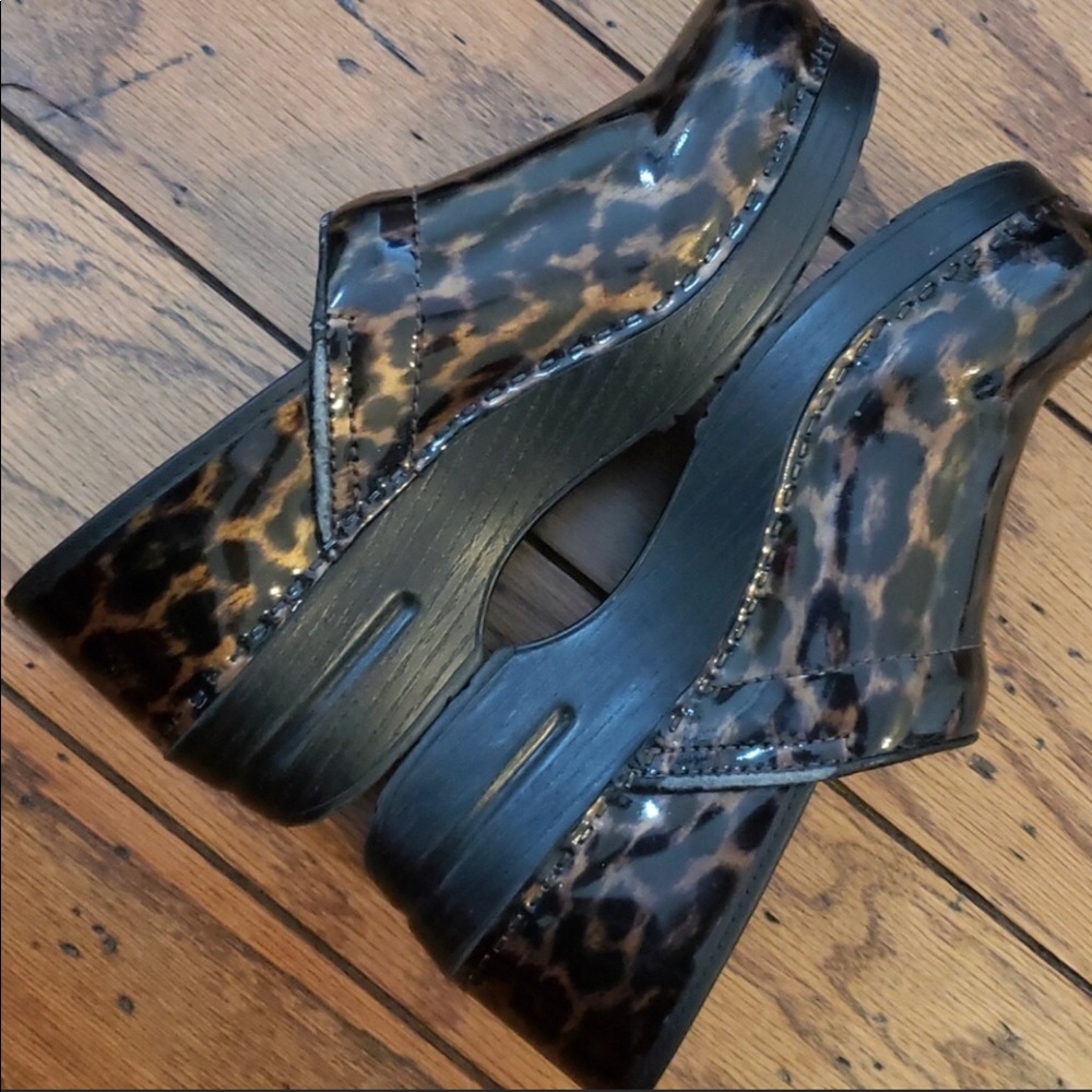 Dansko 39 leopard print healthcare shoes